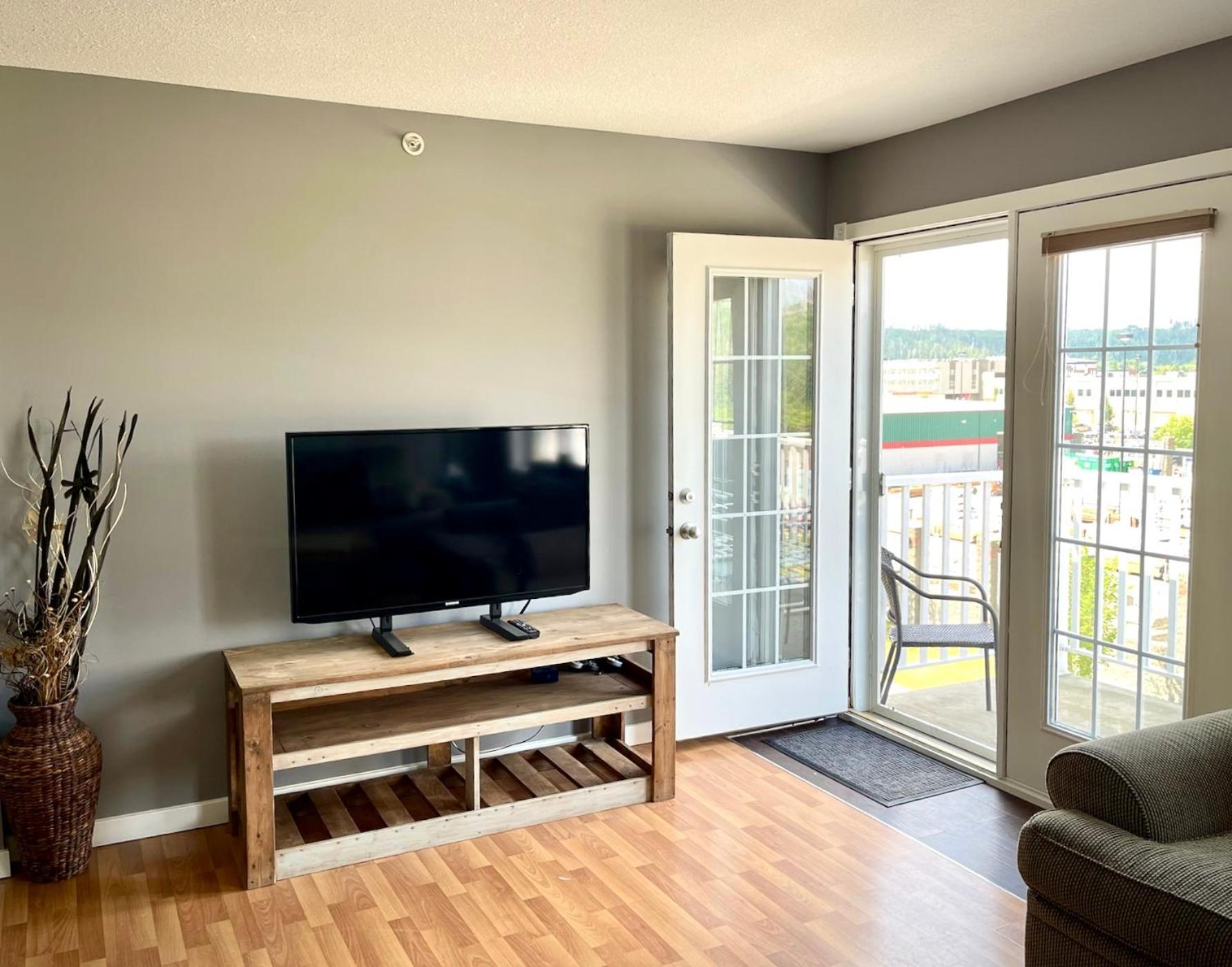 Top Floor Riverfront Condo With Stellar Sunsets! Fort Mcmurray Exterior photo