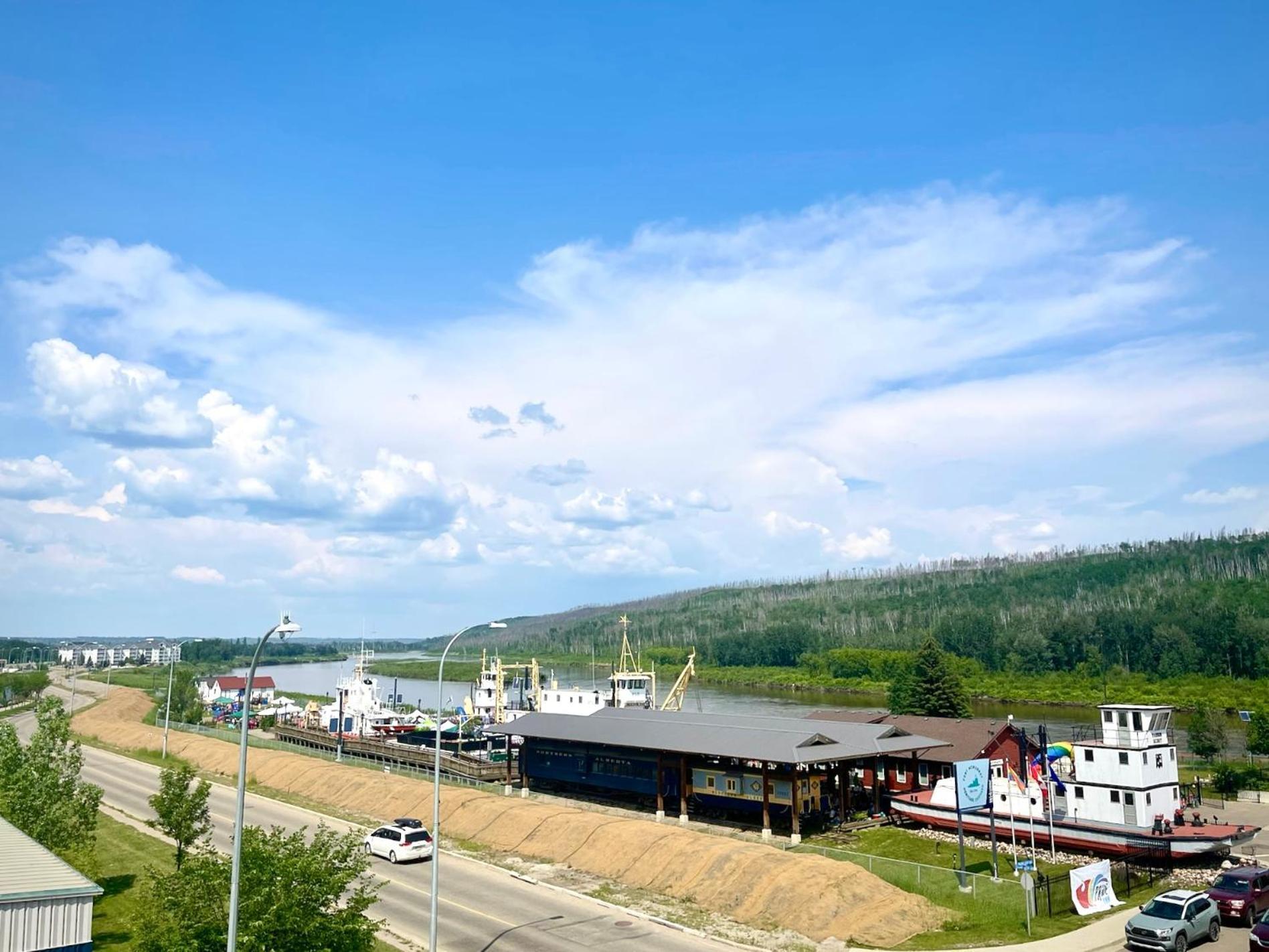 Top Floor Riverfront Condo With Stellar Sunsets! Fort Mcmurray Exterior photo