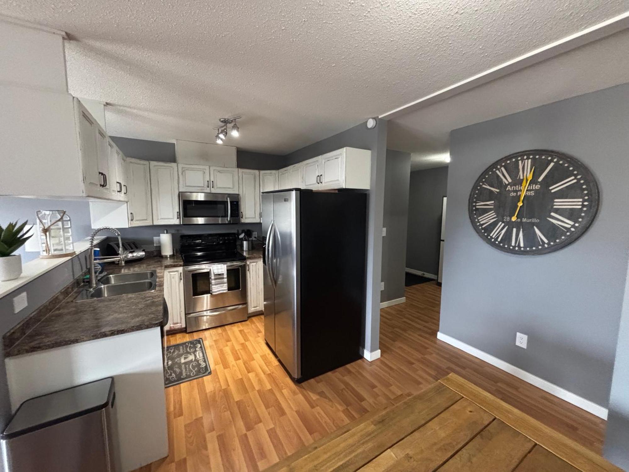 Top Floor Riverfront Condo With Stellar Sunsets! Fort Mcmurray Exterior photo